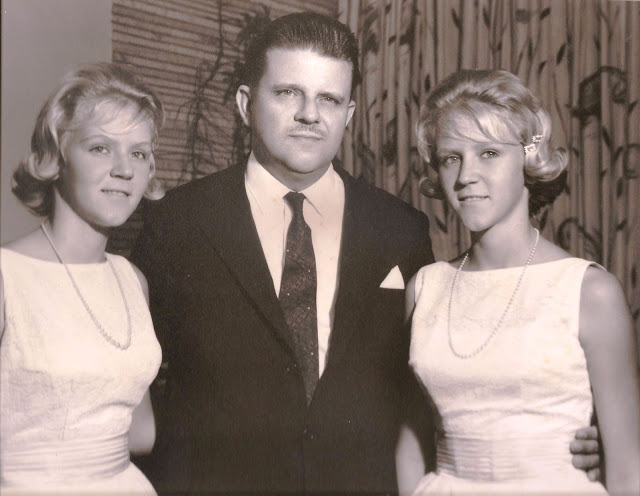 Frank Gibson com as filhas Grace e Glory Sharp Gibson.jpg